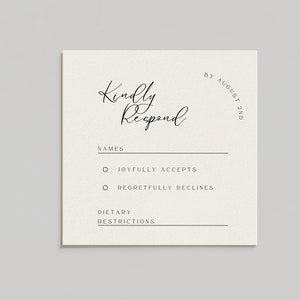 Op de afbeelding: Een witte RSVP-kaart met zwarte tekst. De tekst luidt "Kindly Respond by August 2nd". Gasten kunnen kiezen uit twee opties: "Joyfully Accepts" en "Regretfully Declines". Er is ook ruimte voor gasten om hun namen en eventuele dieetwensen te noteren.