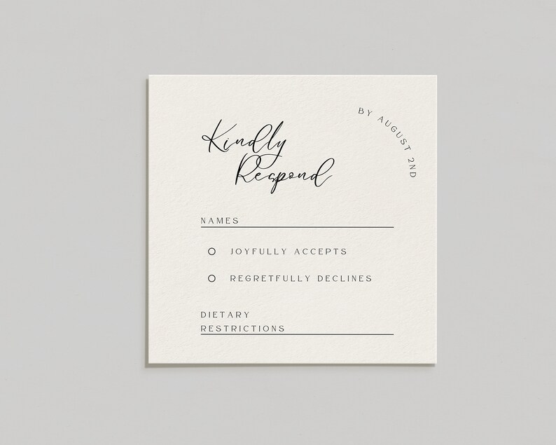 Op de afbeelding: Een witte RSVP-kaart met zwarte tekst. De tekst luidt "Kindly Respond by August 2nd". Gasten kunnen kiezen uit twee opties: "Joyfully Accepts" en "Regretfully Declines". Er is ook ruimte voor gasten om hun namen en eventuele dieetwensen te noteren.