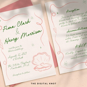 Pu&ograve; includere: Un invito di nozze con uno schema di colori rosa e verde. L'invito presenta un'illustrazione di conchiglia e il testo "Fiona Clark & Henry Morrison" con la data e l'ora del matrimonio. L'invito include anche informazioni sul ricevimento e l'alloggio.