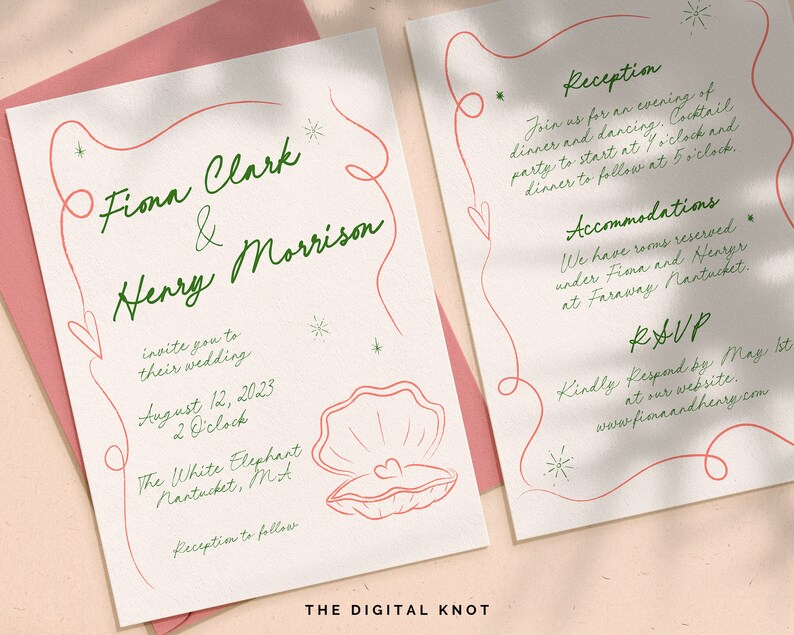 Pu&ograve; includere: Un invito di nozze con uno schema di colori rosa e verde. L'invito presenta un'illustrazione di conchiglia e il testo "Fiona Clark & Henry Morrison" con la data e l'ora del matrimonio. L'invito include anche informazioni sul ricevimento e l'alloggio.