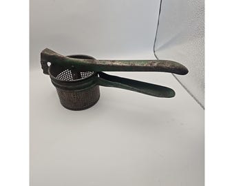 Prensa para patatas con mango de acero verde estilo retro vintage