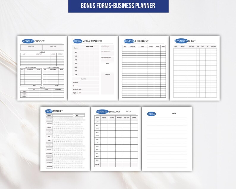 K&ouml;nnte beinhalten: Eine Sammlung von sieben wei&szlig;en Business-Planer-Formularen mit schwarzem Text und blauen ovalen &Uuml;berschriften. Die Bl&auml;tter umfassen Monthly Budget, Social Media Tracker, Coupon & Discount, Inventory Sheet, Habit Tracker, Financial Summary und Notes.