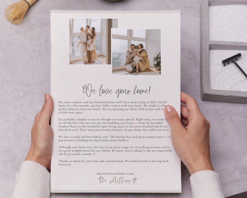 K&ouml;nnte beinhalten: Ein handgeschriebener Brief mit zwei Fotos einer Familie in einem Haus. Der Brief lautet "We love your home!" und ist mit "The Millers" unterschrieben.