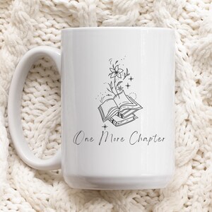 Könnte beinhalten: Weiße Keramiktasse mit einer schwarzen Linienzeichnung eines Stapels Bücher, aus dem eine Blume wächst. Der Text "One More Chapter" ist unter der Zeichnung aufgedruckt.