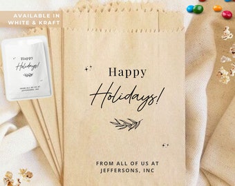 Könnte beinhalten: Ein Stapel brauner Papiertüten mit einer festlichen Weihnachtsbotschaft. Die Tüten sind mit einer einfachen Schwarz-Weiß-Illustration eines Zweig mit Blättern und dem Text "Frohe Weihnachten!" und "Von uns allen bei Jeffersons, Inc." verziert.