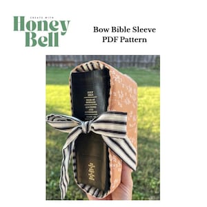 Op de afbeelding: Een Bow Bible Sleeve PDF-patroon. De hoes is perzik van kleur met een wit bloemmotief en een gestreepte strik. De tekst op de afbeelding luidt "Bow Bible Sleeve PDF Pattern" en "Beginner Friendly".