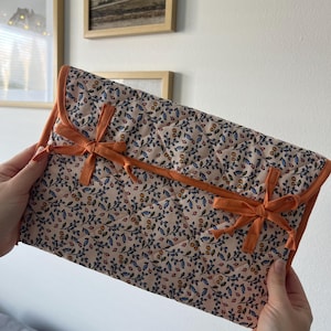 Quilted Laptop Sleeve Pattern PDF – Easy Sewing Project with Bow Closure – Adjustable for Any Size Laptop – Beginner Friendly