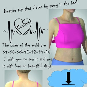 Puede incluir: Un top bustier rosa con un lazo en la espalda. El top se muestra en una modelo. El texto "Carites" es visible en el top. Los tamaños del molde son 34-36-38-40-42-44-46. El texto "Descarga digital" es visible en la imagen. Podrás descargar 7 piezas de molde en tamaño A4 y A0 en formato PDF.