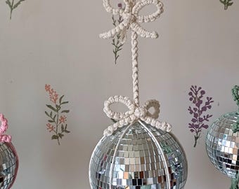 Colgador de bola de discoteca de macramé Coquette: 3 lazos, adorno con purpurina de espejo