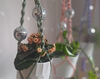 Macetero colgante de macramé con bolas de discoteca, decoración retro y original para el hogar.