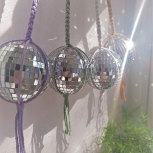 Retro Disco Mirror Glitter Ball | Wieszak na kule dyskotekowe z makramy | Dekoracja pokoju w stylu boho | Dekoracja retro | Wisząca ozdoba z makramy | Prezent na parapetówkę