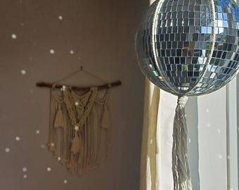 Percha retro de bola de discoteca de macramé