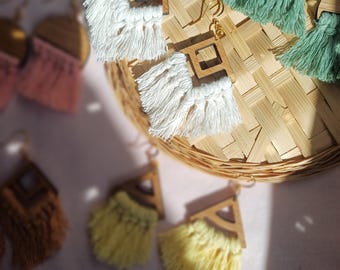 Pendientes de macramé estilo boho con flecos: Joyería artesanal con borlas de algodón.