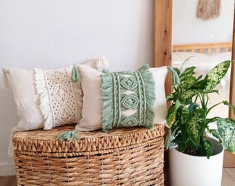Funda de cojín con borlas de macramé hecha a mano: decoración bohemia para el hogar