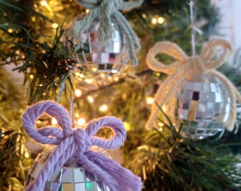 Adornos navideños de bola de discoteca con lazos estilo coqueto (juego de 4)