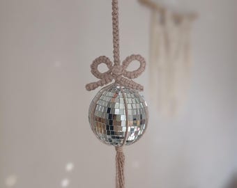 Bola de discoteca colgante de macramé con lazo coqueto