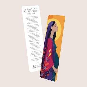 Puede incluir: Dos marcadores. Uno presenta el texto de la Oración de la Inmaculada Concepción. El otro tiene una ilustración de una mujer con un vestido azul y un chal rojo y morado, con un halo amarillo.