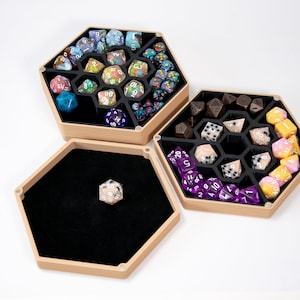 Étui à dés hexagonal RollVault™ niveau 2 • Rangement de plusieurs dés pour D&D (8 jeux) • Coffre-fort RPG avec doublure en feutre, plateau à roulettes, couleurs personnalisées