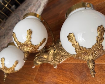 Art Nouveau Vintage vergulde massief messing wandkandelaar: rococo, Franse stijl, bloemenslinger bedraad, kaptafellamp, melkglas, bollamp