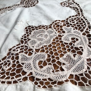 1950s Italian Charm: Stunning Handmade Tablecloth with Intricate Lace Detail - Mint Condition!