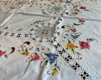 Mantel antiguo grande bordado: rosas de punto de cruz, encaje de ganchillo