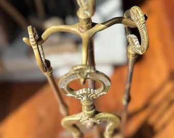 Art Déco, herramienta antigua francesa para chimenea con ornamentación floral, latón macizo pesado