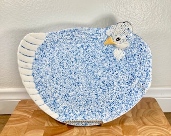 Piatto da portata maculato blu di pollo o gallina in ceramica artigianale vintage Treasure