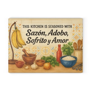 Puede incluir: Un letrero de cocina rectangular con el texto "THIS KITCHEN IS SEASONED WITH Sazón, Adobo, Sofrito y Amor". La imagen presenta una variedad de artículos de cocina, incluyendo plátanos, un mortero y un pilón, y cuencos con ingredientes.