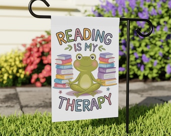 Drapeau de jardin Yoga Frog Reading is my Therapy - Petite décoration de bibliothèque gratuite (12 po. x 18 po.)