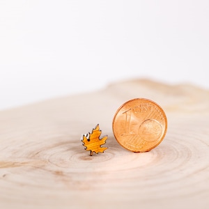 Mini Ohrstecker TINY MAPLE LEAF  aus Walnuss | Eibe | Olivenholz | Xxs Holzschmuck | 925 Silber