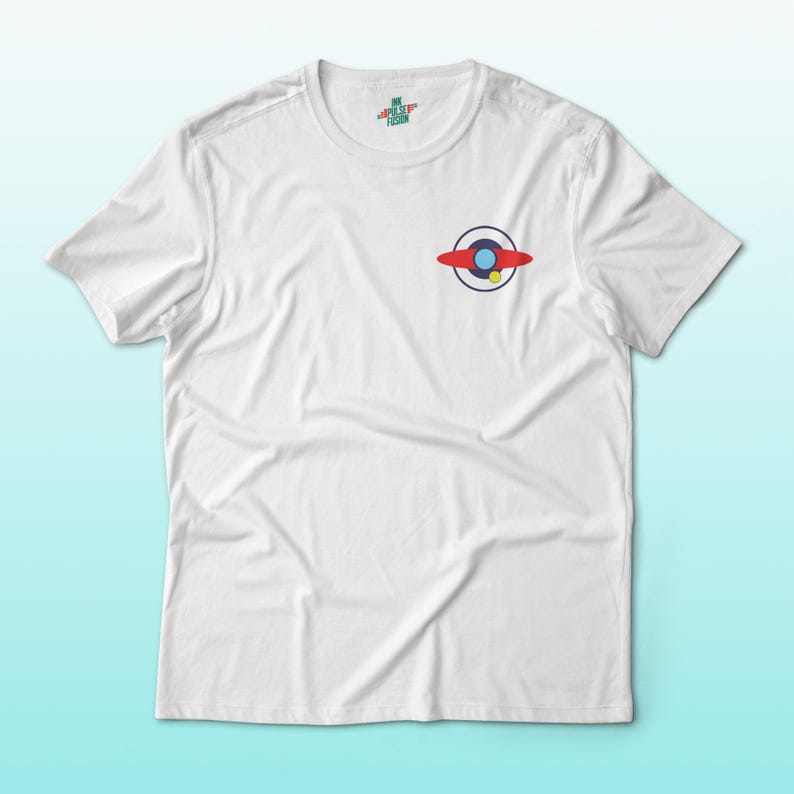 Puede incluir: Camiseta blanca con un peque&ntilde;o gr&aacute;fico colorido en el pecho. El gr&aacute;fico presenta un dise&ntilde;o rojo, azul y amarillo que se asemeja a un platillo volante estilizado. La camiseta tambi&eacute;n tiene un peque&ntilde;o logotipo cerca del cuello.