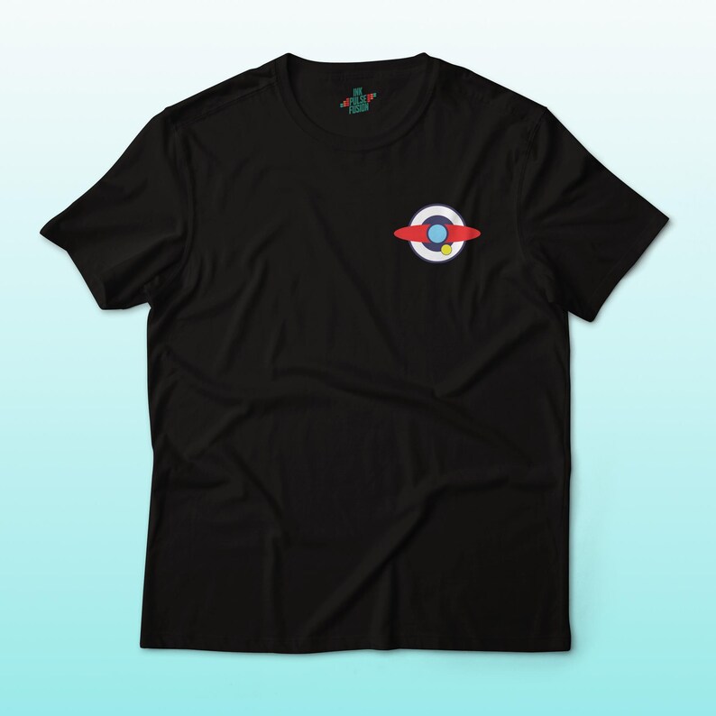 Puede incluir: Camiseta negra con un peque&ntilde;o gr&aacute;fico colorido de un planeta o nave espacial en el pecho. El gr&aacute;fico incluye elementos rojos, blancos, azules y amarillos. La camiseta tiene mangas cortas y cuello redondo.