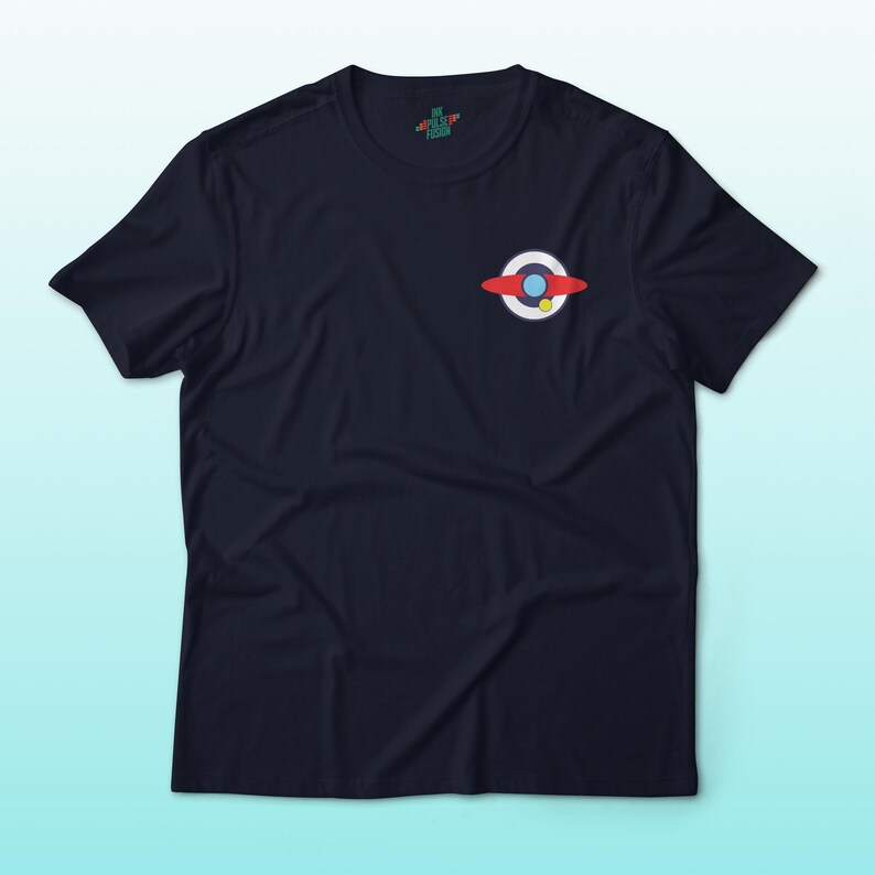 Puede incluir: Camiseta azul marino con un peque&ntilde;o gr&aacute;fico colorido en el pecho. El gr&aacute;fico presenta un anillo rojo y blanco con un centro azul y un punto amarillo. La camiseta tiene mangas cortas y cuello redondo.