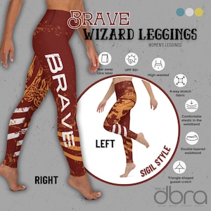 Op de afbeelding: Rode en gouden leggings met het woord "BRAVE" erop gedrukt. De leggings hebben een hoge taille en een driehoekige gusset. De leggings zijn gemaakt van een 4-weg stretchstof en hebben een comfortabele elastische tailleband.