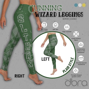 Puede incluir: Leggings verdes con un estampado de cuadros y la palabra "SLYTHERIN" impresa verticalmente. Los leggings son de cintura alta y cuentan con una cintura de doble capa y una entrepierna con refuerzo triangular. También se ve el texto "CUNNING WIZARD LEGGINGS".