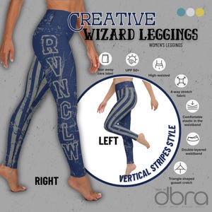 Puede incluir: Leggings azules con rayas blancas verticales y el texto "RVNCLW" impreso en el lateral. Los leggings son de cintura alta y tienen una cintura de doble capa. Los leggings están hechos de una tela elástica de 4 vías y tienen un fuelle en forma de triángulo.