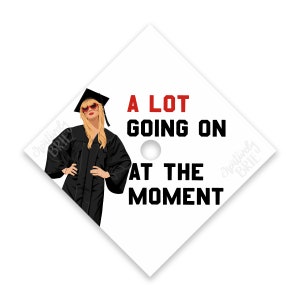 Viel los im Moment Grado Cap Design | Die Eras Tour | PRINTED Abschlussmütze Design | Grad Geschenk