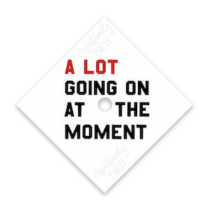 Viel los im Moment Grado Cap Design | Die Eras Tour | Rote Ära | PRINTED Abschlussmütze Design | Grad Geschenk