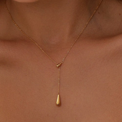 Collier pendentif goutte : goutte d'eau plaquée or 18 carats, style minimaliste