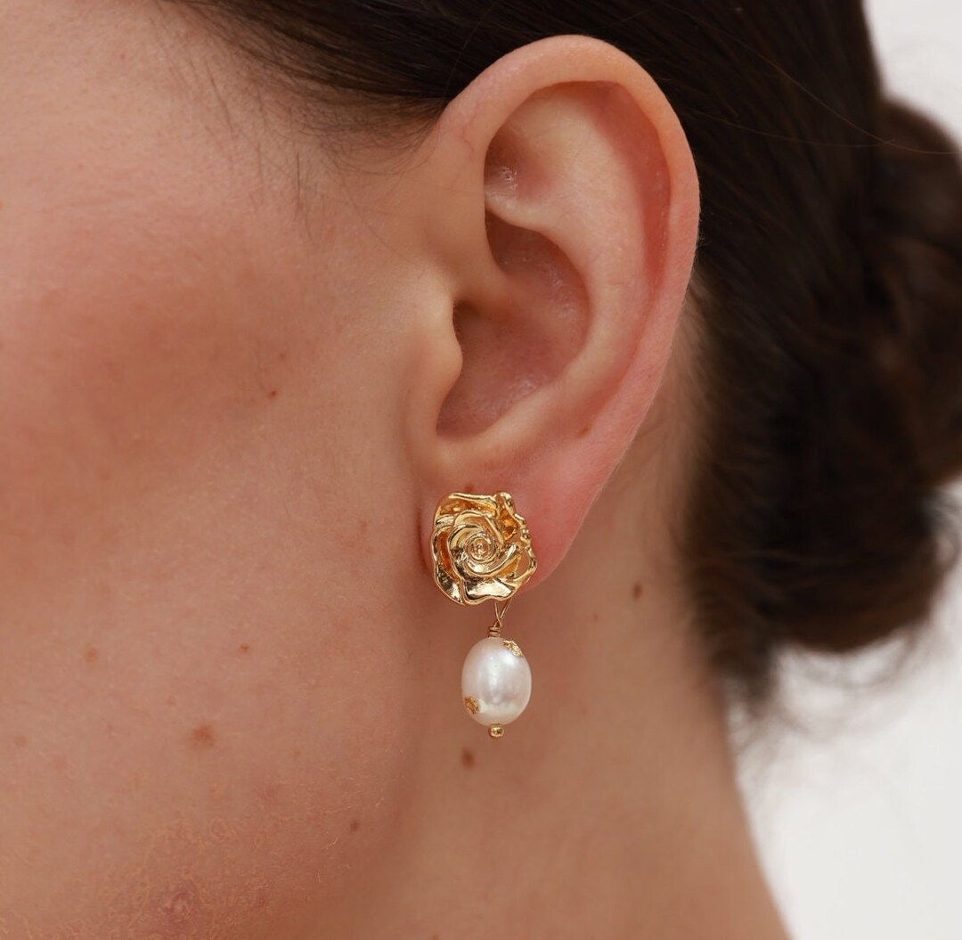 CD 26S PEARL FLOWER DROP STUD EARRINGS IN GOLD TONE METAL 629842