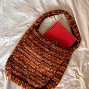 Beginner-friendly tunisian crochet striped color-work bag PDF pattern. Tunisian Knit stitch crochet bag PDF pattern. Perfect crochet bag pattern to use up yarn scraps.