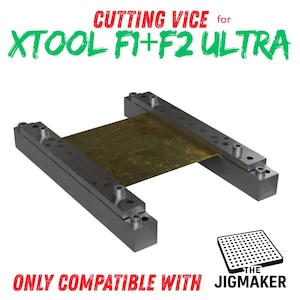 Op de afbeelding: Een metalen snijbank voor XTOOL F1+F2 ULTRA, met de tekst "CUTTING VICE" in rood en "XTOOL F1+F2 ULTRA" in groen. De bankschroef houdt een messingkleurig materiaal vast. De tekst "ONLY COMPATIBLE WITH THE JIGMAKER" is ook aanwezig.