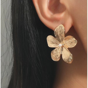 Double Flower earrings, Flower gold earring, 18k gold plated flower earring, botanical earring, daisy earring, gifts