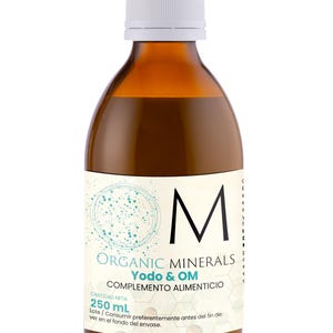 Puede incluir: Una botella de vidrio ámbar de 250 ml con tapa de rosca blanca y una etiqueta con el texto OM ORGANIC MINERALS Yodo & OM COMPLEMENTO ALIMENTICIO. La etiqueta incluye un gráfico circular con puntos azules y una lista vertical de letras al lado.
