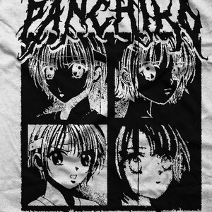以下が含まれることがあります： 黒と白のグラフィックデザイン。4つのアニメスタイルの顔と、デザインの上下に「FANCHIO」と「D>E>A>T>H>M>E>T>A>L」のテキストが書かれている。