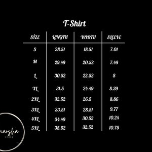 Puede incluir: Un gr&aacute;fico que muestra los tama&ntilde;os de camiseta y sus medidas correspondientes de longitud, ancho y manga en pulgadas. Los tama&ntilde;os van de la S a la 5XL.