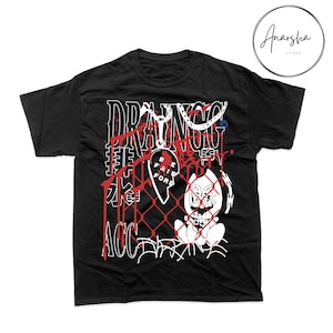 Może przedstawiać: Czarny T-shirt z białym nadrukiem graficznym przedstawiającym łańcuch, serce z tekstem "Be Free Forb", ogrodzenie z drutu kolczastego i tekst "DRANGING ACCERATING".