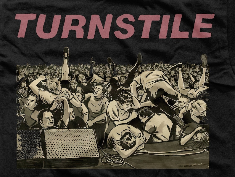 Puede incluir: Una camiseta negra con un gr&aacute;fico de un pogo y la palabra "TURNSTILE" en letras rosas.