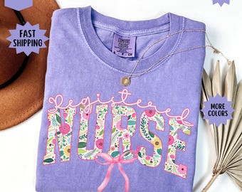 Camisa de enfermera registrada con lazo floral Comfort Colors®, regalo personalizado de agradecimiento para enfermeras, camiseta rosa con estética femenina, coqueta, para graduadas de la escuela de enfermería, compañeras de trabajo