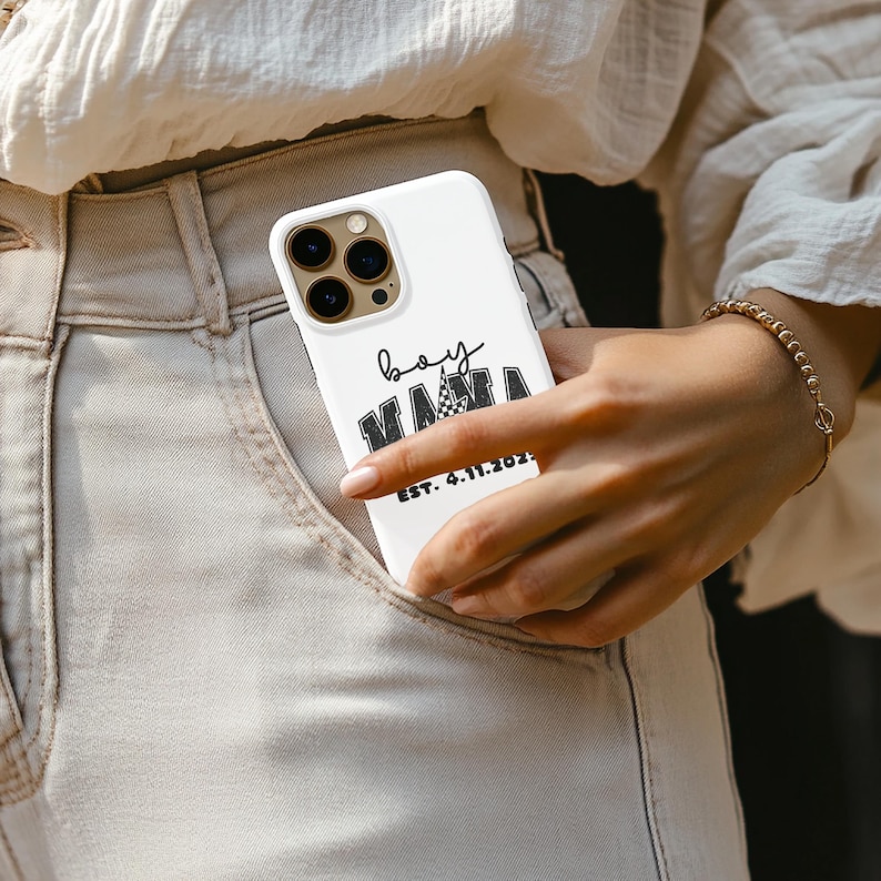 Puede incluir: Carcasa de tel&eacute;fono blanca con un dise&ntilde;o a cuadros en blanco y negro y el texto "boy mama est. 4.11.2021".